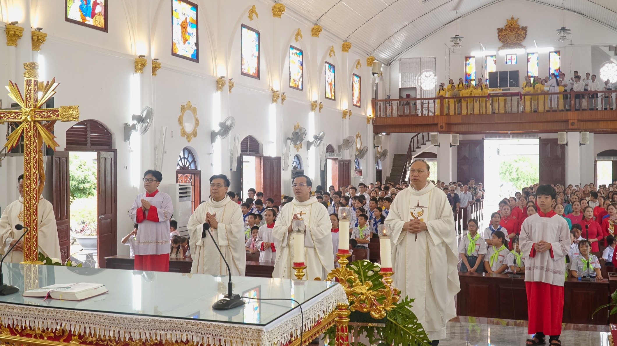 Giáo xứ Hữu Quan chầu Mình Thánh Chúa thay Giáo phận
